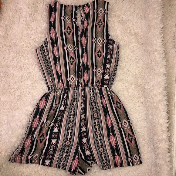 ✨Cute ‘Fashion Webb’ patterned Romper size L ✨ - Picture 2 of 3